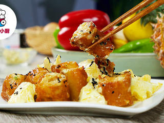 6、菠萝油条虾,碗中放入油条酿肉，加入菠萝沙拉酱，拌匀，盛出摆盘，撒上熟黑芝麻即可享用