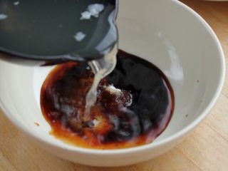 2、魚香肉丝,4.调大半碗鱼香芡汁备用，盐、糖、醋、老抽、生抽、淀粉和高汤。糖和醋的用量要大点，是鱼香味的主角。