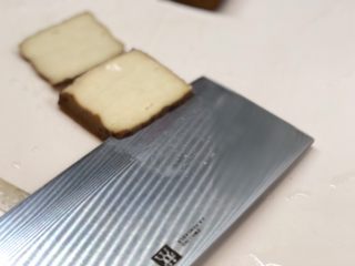 6、椒麻香菜干丝,劈成薄片