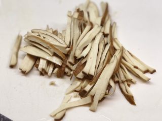 7、椒麻香菜干丝,切成丝备用