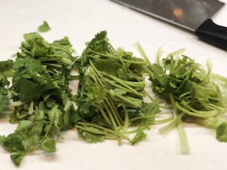8、椒麻香菜干丝,洗净沥干水分后切成小段