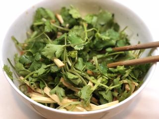 13、椒麻香菜干丝,至豆干上色