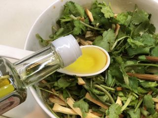 14、椒麻香菜干丝,加入一茶勺藤椒油