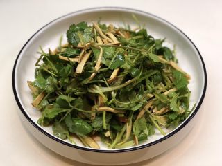 16、椒麻香菜干丝,装入盘中