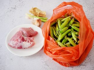 1、豌豆炒肉丁,准备好材料