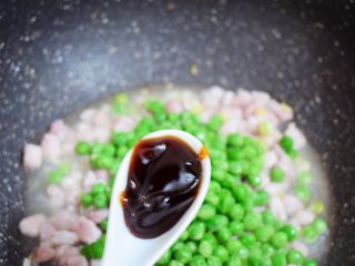9、豌豆炒肉丁,加入蚝油