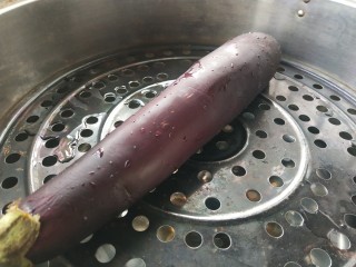1、蒜香蒸茄子,茄子洗净放入锅中蒸15分钟
