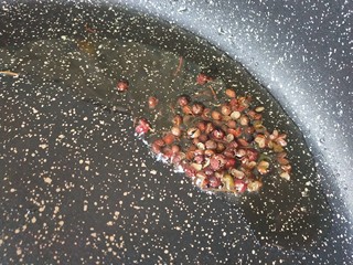 6、蒜香蒸茄子,锅中同时放凉油和花椒炸香