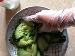 6、凉拌拍黄瓜,略微抓匀，放置2分钟。