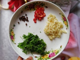 8、凉拌拍黄瓜,准备酱汁需要的材料，花椒，小米椒，蒜米，香菜，该切的切好备用。