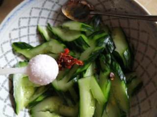 12、凉拌拍黄瓜,加两小勺糖。