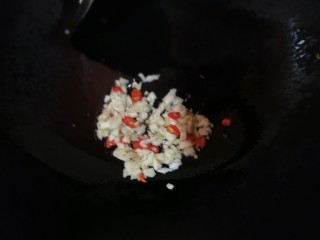 10、凉拌拍黄瓜,放入蒜米和辣椒圈继续小火煸熟即可，关火晾凉。