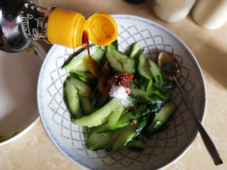 13、凉拌拍黄瓜,倒入约30ml生抽和20ml的纯酿醋。