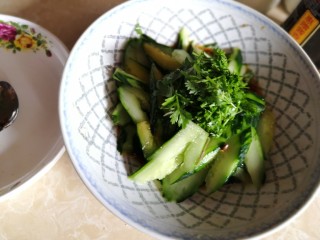 14、凉拌拍黄瓜,放入香菜。