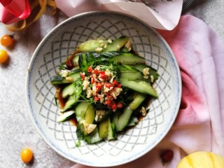 15、凉拌拍黄瓜,倒入晾凉的花椒油和蒜米辣椒。