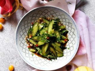 16、凉拌拍黄瓜,搅拌均匀即可。