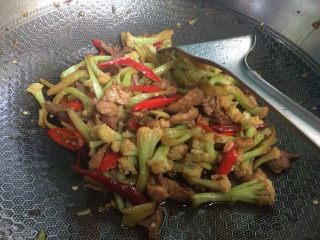 1、家常干锅花菜,完成