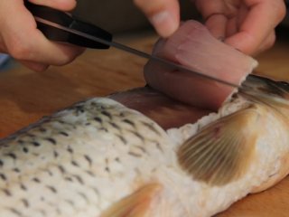 2、糖醋鱼,掀开片好的鱼肉中间划一刀