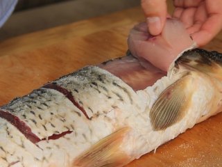 5、糖醋鱼,撒上盐,每个鱼片里面都要撒上
