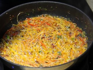 24、糖醋鱼,放入适量的盐翻炒