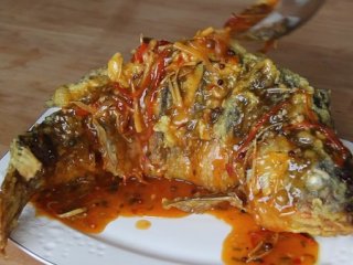30、糖醋鱼,鲤鱼出锅沥干油摆盘浇上糖醋汁