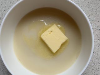 7、奥利奥雪媚娘,熟的面团中加入黄油，趁热揉均匀