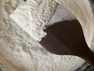 8、奥利奥雪媚娘,将糯米粉炒熟，炒至微微发黄，闻起来一股米香味就可以了。