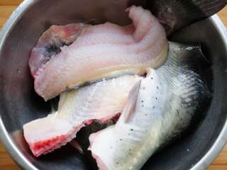 1、快手酸菜鱼 鱼肉鲜嫩酸菜爽口的宴客硬菜,新鲜活鱼宰杀好后，回家要好好用清水冲洗干净，在鱼市宰杀的时候比较快速，不会处理的十分干净，需要自己再清洗一下。