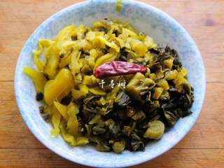 8、快手酸菜鱼 鱼肉鲜嫩酸菜爽口的宴客硬菜,切成细丝和片备用。