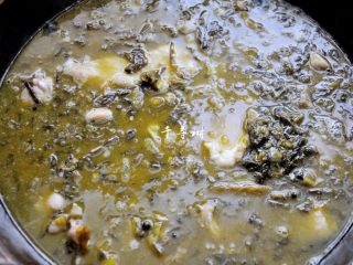 13、快手酸菜鱼 鱼肉鲜嫩酸菜爽口的宴客硬菜,加入开水没过酸菜和鱼骨。