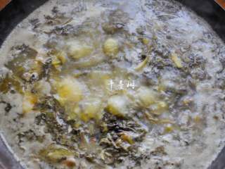 14、快手酸菜鱼 鱼肉鲜嫩酸菜爽口的宴客硬菜,大火煮开后转中小火，炖5分钟到鱼骨上的肉熟透，整个锅内的汤汁完全溶进了酸菜的味道。