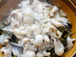 17、快手酸菜鱼 鱼肉鲜嫩酸菜爽口的宴客硬菜,鱼片码放到酸菜上。