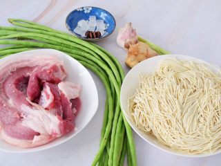 1、豆角焖面,准备好材料