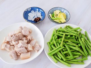 2、豆角焖面,五花肉切成小块焯水后冲洗干净备用，豆角去头尾切成寸段，葱切葱花，蒜切片，姜切片