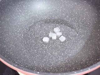3、豆角焖面,锅中倒入适量的食用油烧热，放入冰糖小火翻炒至冰糖融化变成焦黄色