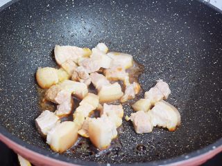 4、豆角焖面,放入五花肉翻炒至上糖色