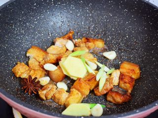 5、豆角焖面,再放入葱姜蒜和八角炒出香味