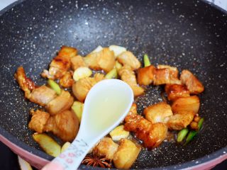 6、豆角焖面,加入料酒