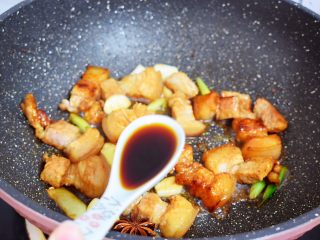 7、豆角焖面,加入生抽