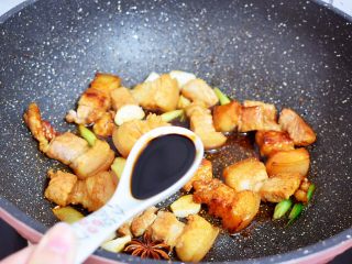 8、豆角焖面,加入老抽，翻炒至上色