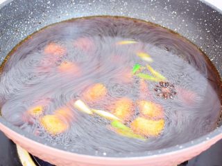 9、豆角焖面,再添加适量的清水，水一次加多加足，因后面还要焖面，中途加水会影响口感，大火烧开转中小火炖煮15分钟