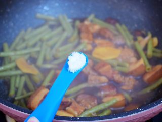 12、豆角焖面,加入盐，翻炒均匀