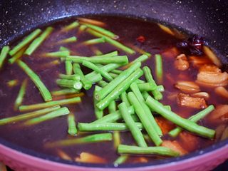 10、豆角焖面,加入豆角，继续中小火焖煮20分钟