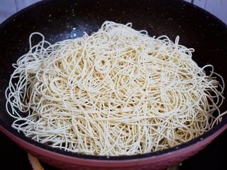 13、豆角焖面,加入面条，转小火慢焖15分钟