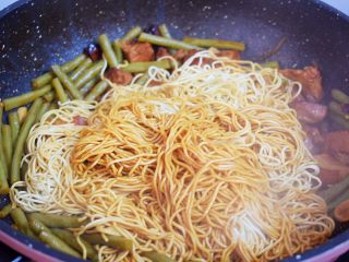 14、豆角焖面,中间翻面一次，让其上色均匀