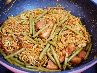 15、豆角焖面,焖至面熟后再翻炒均匀即可食用