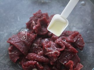 3、椒盐牛肉,放入少许油;
