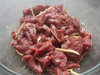 8、椒盐牛肉,放入姜丝,搅拌均匀腌制30分钟;