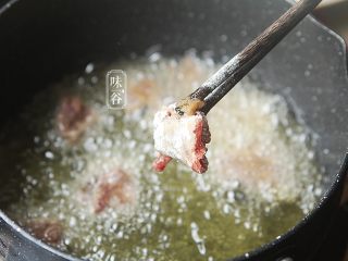 11、椒盐牛肉,锅内倒入适量的油,油热后把牛肉放进去炸,短时间的高温油炸能锁住肉内的水分,所以千万不能炸久了,牛肉切得簿的话40秒左右就可以了;