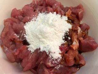 4、水煮肉片,现在腌制肉片，倒入一个蛋清（蛋黄不要），20g生抽，适量淀粉，10g料酒，1勺食用油。